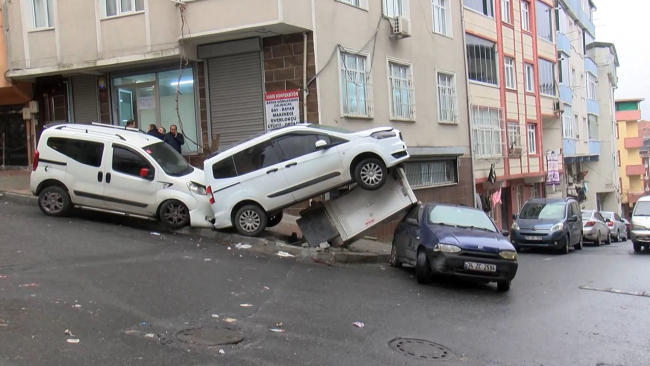 Park halindeki araçlara çarpıp, ortalığı birbirine kattı